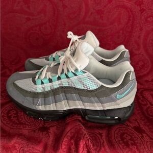 Nike Air Max 95 in Gray and Mint